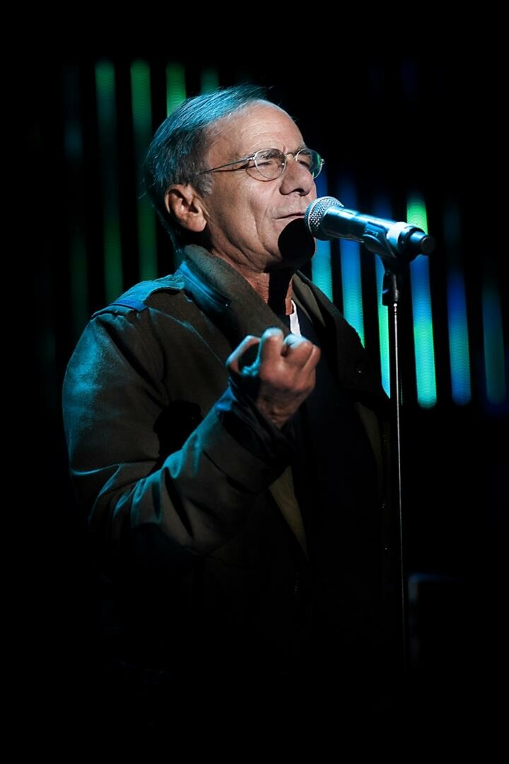 Roberto Vecchioni - Italian Pop Singer