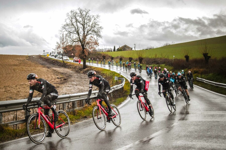 La classica del ciclismo professionista "Strade Bianche" nella cornice dei paesaggi senesi, passando dalla Val d'Orcia fino all'arrivo a Siena nella Piazza del Campo fotografo strade bianche siena toscana