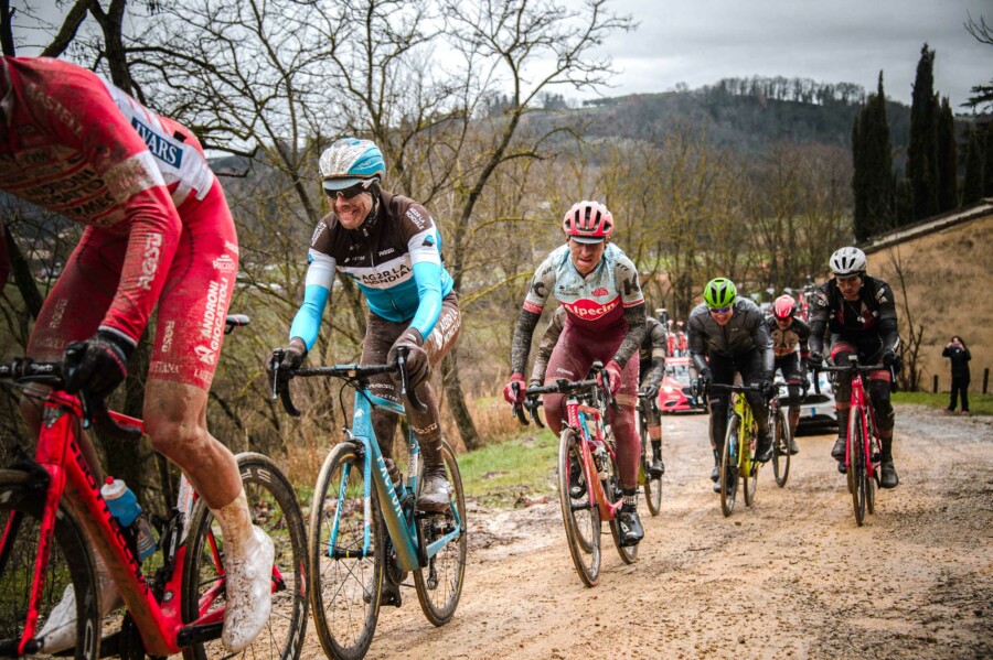 La classica del ciclismo professionista "Strade Bianche" nella cornice dei paesaggi senesi, passando dalla Val d'Orcia fino all'arrivo a Siena nella Piazza del Campo fotografo strade bianche siena toscana