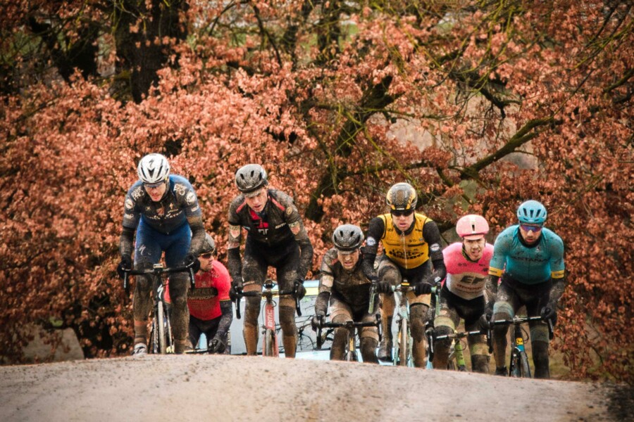 La classica del ciclismo professionista "Strade Bianche" nella cornice dei paesaggi senesi, passando dalla Val d'Orcia fino all'arrivo a Siena nella Piazza del Campo fotografo strade bianche siena toscana