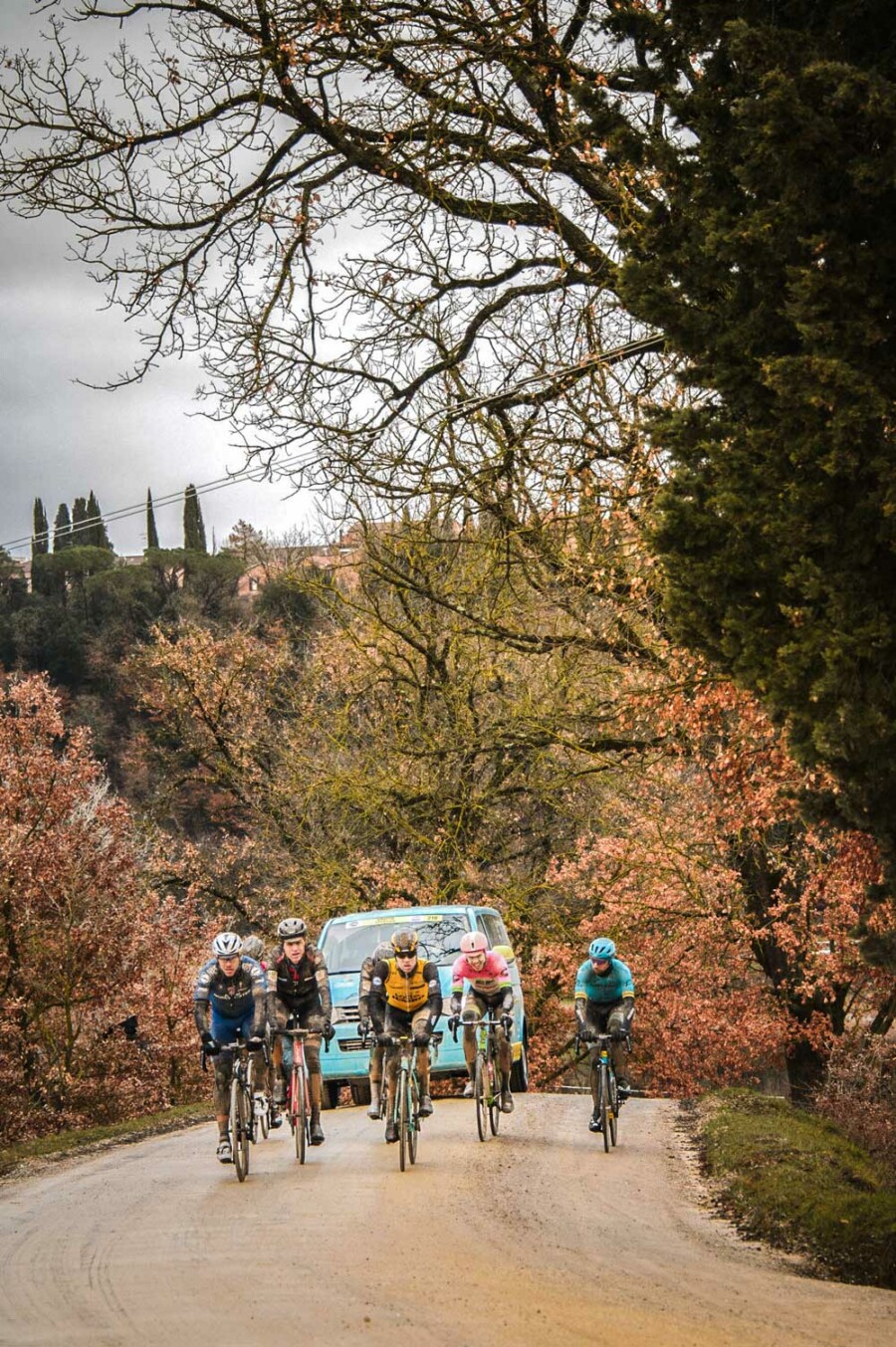 La classica del ciclismo professionista "Strade Bianche" nella cornice dei paesaggi senesi, passando dalla Val d'Orcia fino all'arrivo a Siena nella Piazza del Campo fotografo strade bianche siena