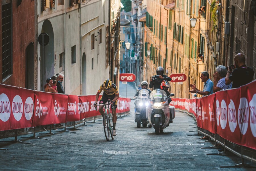 La classica del ciclismo professionista "Strade Bianche" nella cornice dei paesaggi senesi, passando dalla Val d'Orcia fino all'arrivo a Siena nella Piazza del Campo Strade Bianche Siena 2020