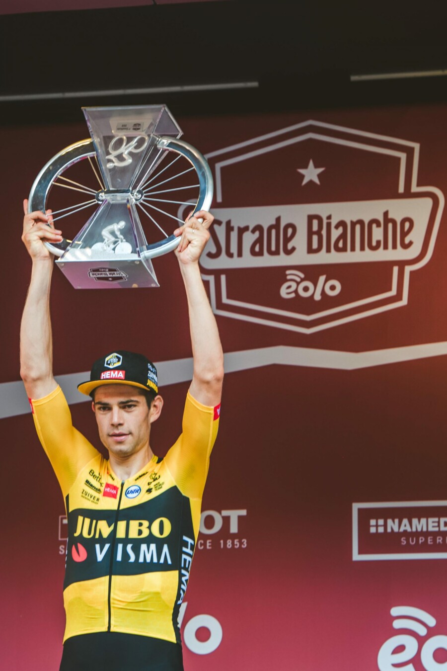 La classica del ciclismo professionista "Strade Bianche" nella cornice dei paesaggi senesi, passando dalla val d'orcia fino all'arrivo a Siena nella Piazza del Campo, vinta dal belga Wout Van Aert, secondo il campione d'Italia Davide Formolo, terzo il campione di Germania Maximilian Schachmann. Strade Bianche Wout Van Aert